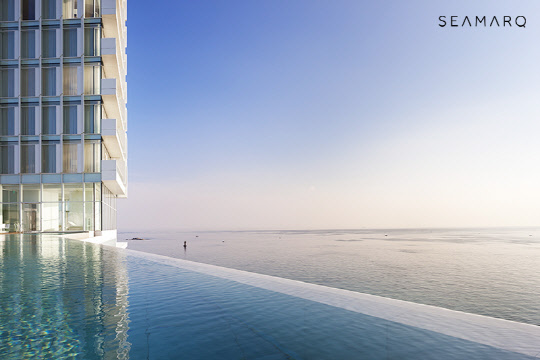 씨마크 호텔은 건축계의 노벨상으로 불리는 프리츠커 상 수상자인 리처드 마이어(Richard Meier)가 설계한 국내 최초 럭스티지(Luxury + Prestige) 호텔로 대관령 산자락을 배경으로 최고의 절경지로 손꼽히는 경포 해변을 마주하고 있다. 씨마크 호텔 제공.